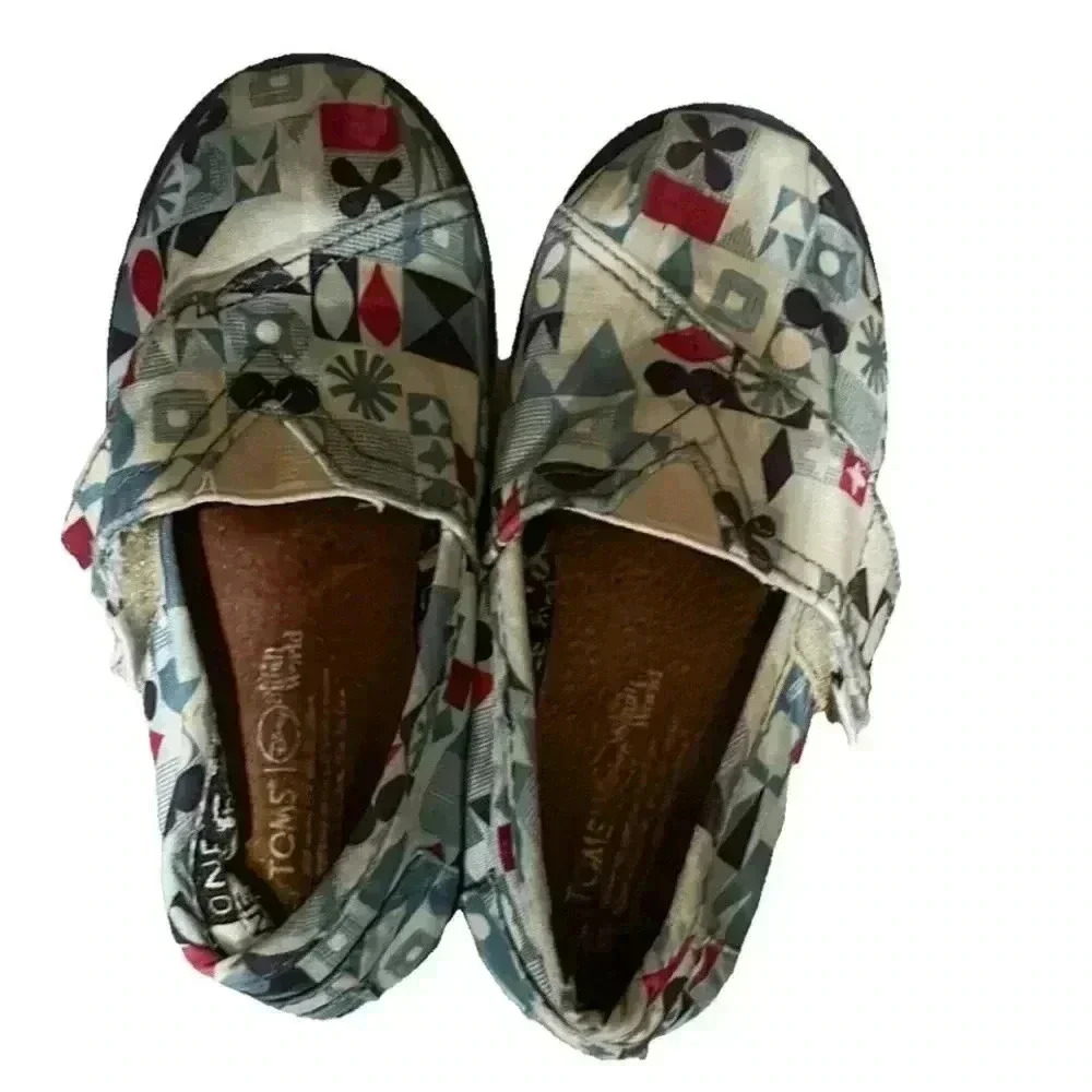 Toms Disney  inspired  Boys shoes size 8 “it’s a small world”
Disneyland - Picture 3 of 3